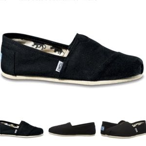 TOMs Classes black canvas